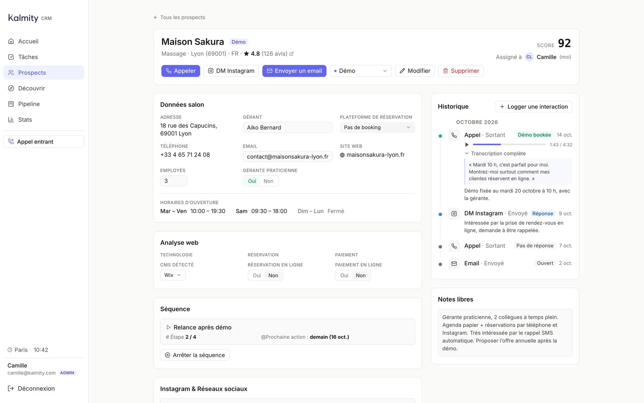Fiche prospect de Kalmity CRM avec les données du salon, l’historique des appels, un enregistrement et sa transcription, données fictives